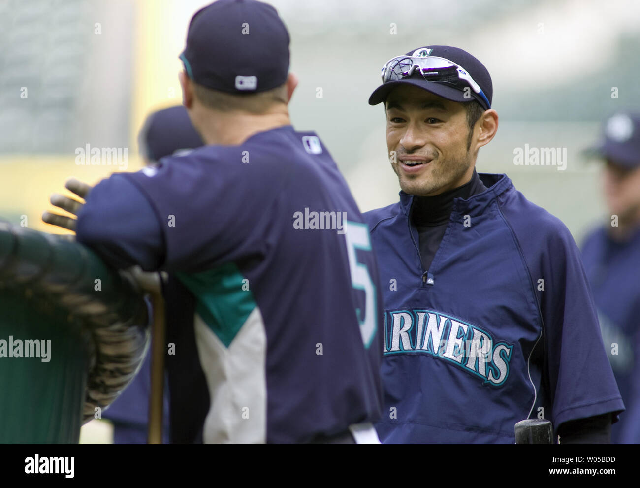 Seattle Mariners diritto fielder Ichiro Suzuki, del Giappone, (R) condivide una risata con il compagno di squadra Mike Sweeney prima della loro partita contro il Tampa Bay Rays in inning al Safeco Field di Seattle dal 22 aprile 2009. (UPI foto/Jim Bryant) Foto Stock