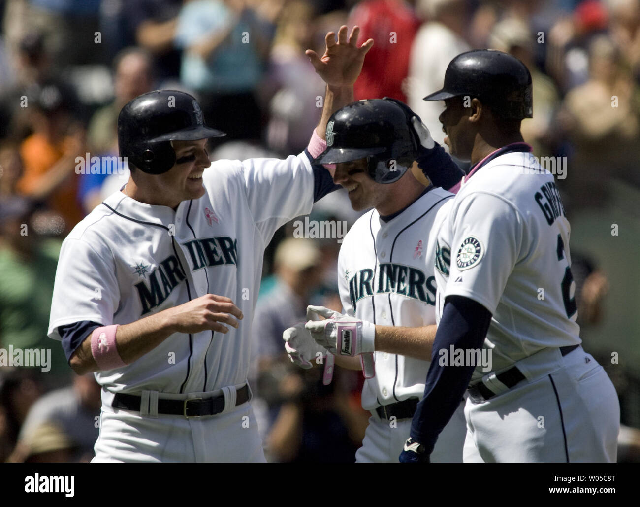 Seattle Mariners' Josh Wilson (C) è soddisfatta a casa la piastra da Ryan Langerhans (L) e Ken Griffey Jr, (R) dopo aver colpito una tre-run homer per campo sinistro contro il Los Angeles Angeli nel primo inning al Safeco Field di Seattle Maggio 9, 2010. I marinai battere gli angeli 8-1. UPI foto/Jim Bryant Foto Stock