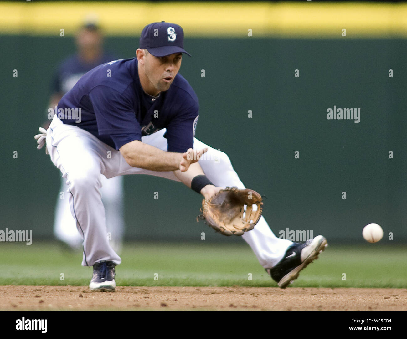 Seattle Mariners' interbase Jack Wilson campi una hit da New York Yankees" Derek Jeter nella terza inning al Safeco Field di Seattle il 9 luglio 2010. UPI foto/Jim Bryant. Foto Stock