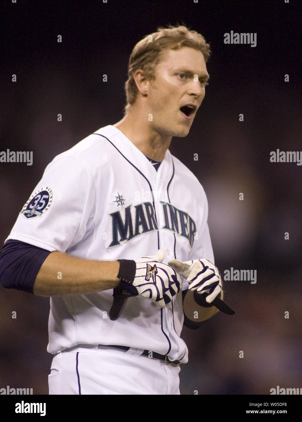 Seattle Mariners Michael Saunders reagisce per ottenere colpito cercando in Oakland Athletics nel settimo inning al Safeco Field di Seattle Aprile 13, 2013. Saunders ha colpito anche fuori con basi caricato nel quarto inning. UPI /Jim Bryant.. Foto Stock