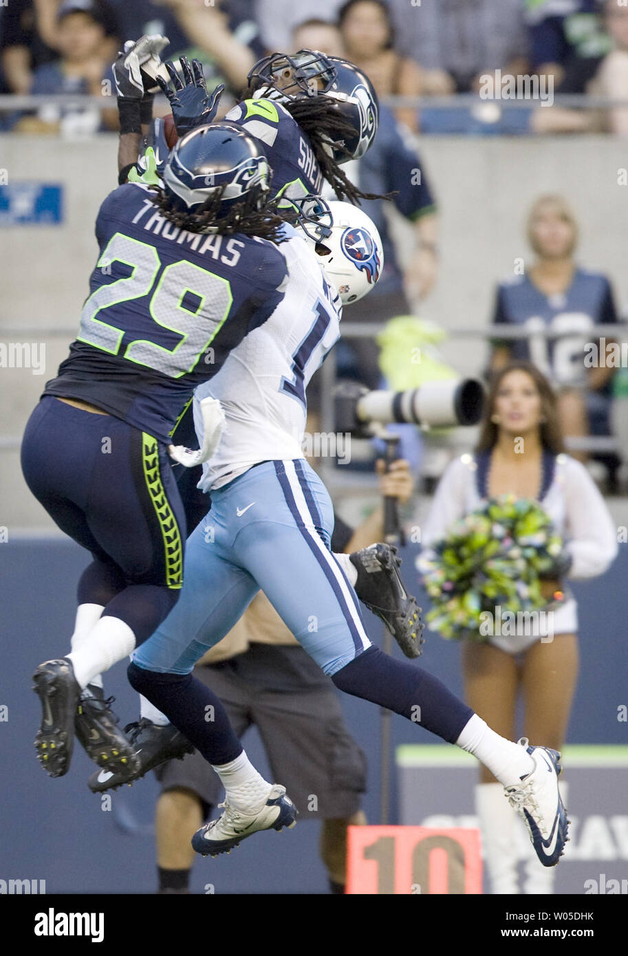 Seattle Seahawks' libero di sicurezza Earl Thomas (29) e cornerback Richard Sherman va fino a difendere contro Tennessee Titans' ampia ricevere Damian Williams, (C) al campo CenturyLink a Seattle, Washington il 11 agosto 2011. Seahawks' Richard Sherman si avvicinò con l'intercettazione. UPI/Jim Bryant Foto Stock Seattle Seahawks' libero di sicurezza Earl Thomas (29) e cornerback Richard Sherman va fino a difendere contro Tennessee Titans' ampia ricevere Damian Williams, (C) al campo CenturyLink a Seattle, Washington il 11 agosto 2011. Seahawks' Richard Sherman si avvicinò con l'intercettazione. UPI/Jim Bryant Foto Stock
