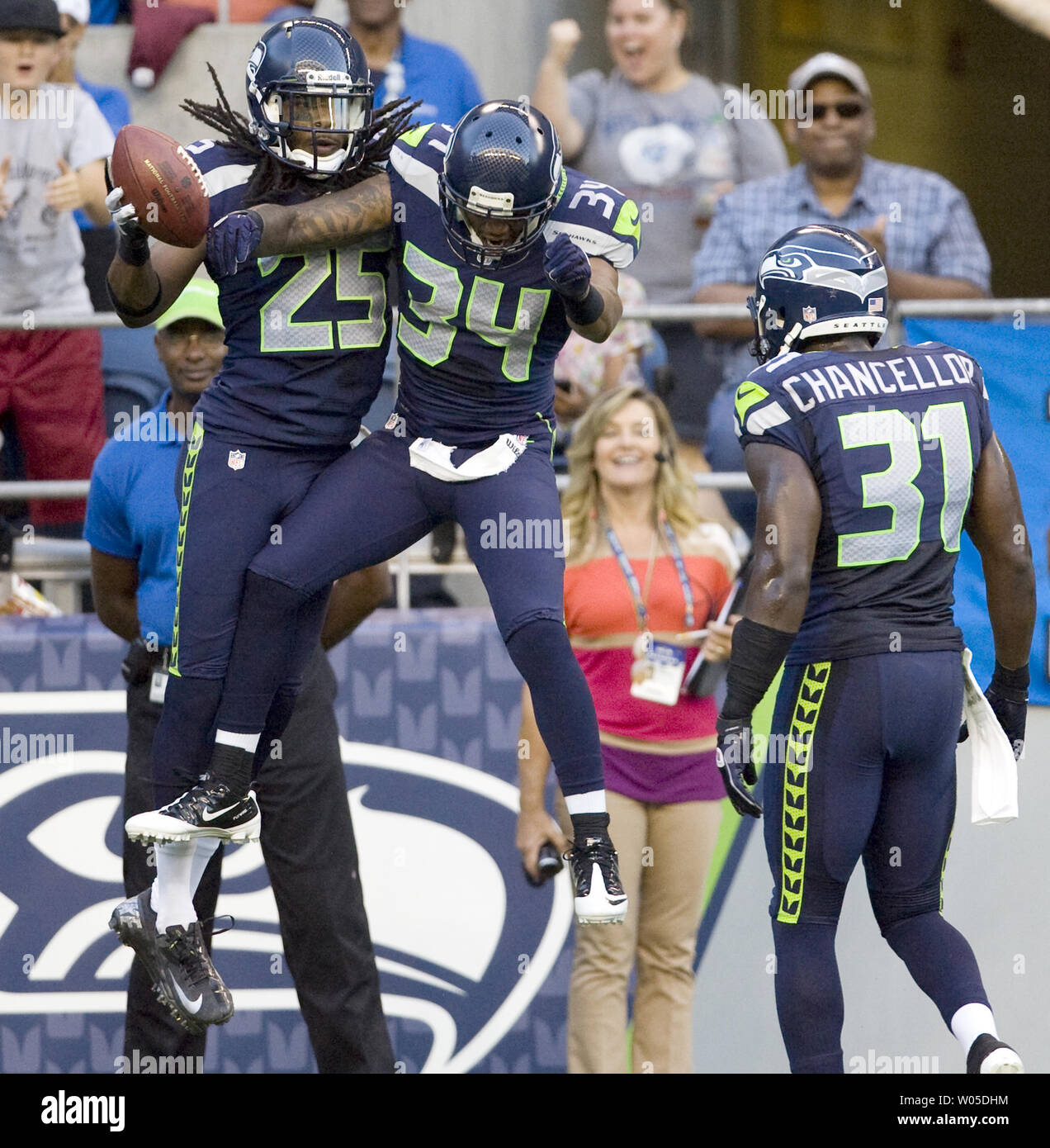 Seattle Seahawks' libero di sicurezza Earl Thomas (29) e cornerback Richard Sherman (25) celebrare una intercettazione contro Tennessee Titans' ampia ricevere Damian Williams al campo CenturyLink a Seattle, Washington il 11 agosto 2011. UPI/Jim Bryant Foto Stock Seattle Seahawks' libero di sicurezza Earl Thomas (29) e cornerback Richard Sherman (25) celebrare una intercettazione contro Tennessee Titans' ampia ricevere Damian Williams al campo CenturyLink a Seattle, Washington il 11 agosto 2011. UPI/Jim Bryant Foto Stock