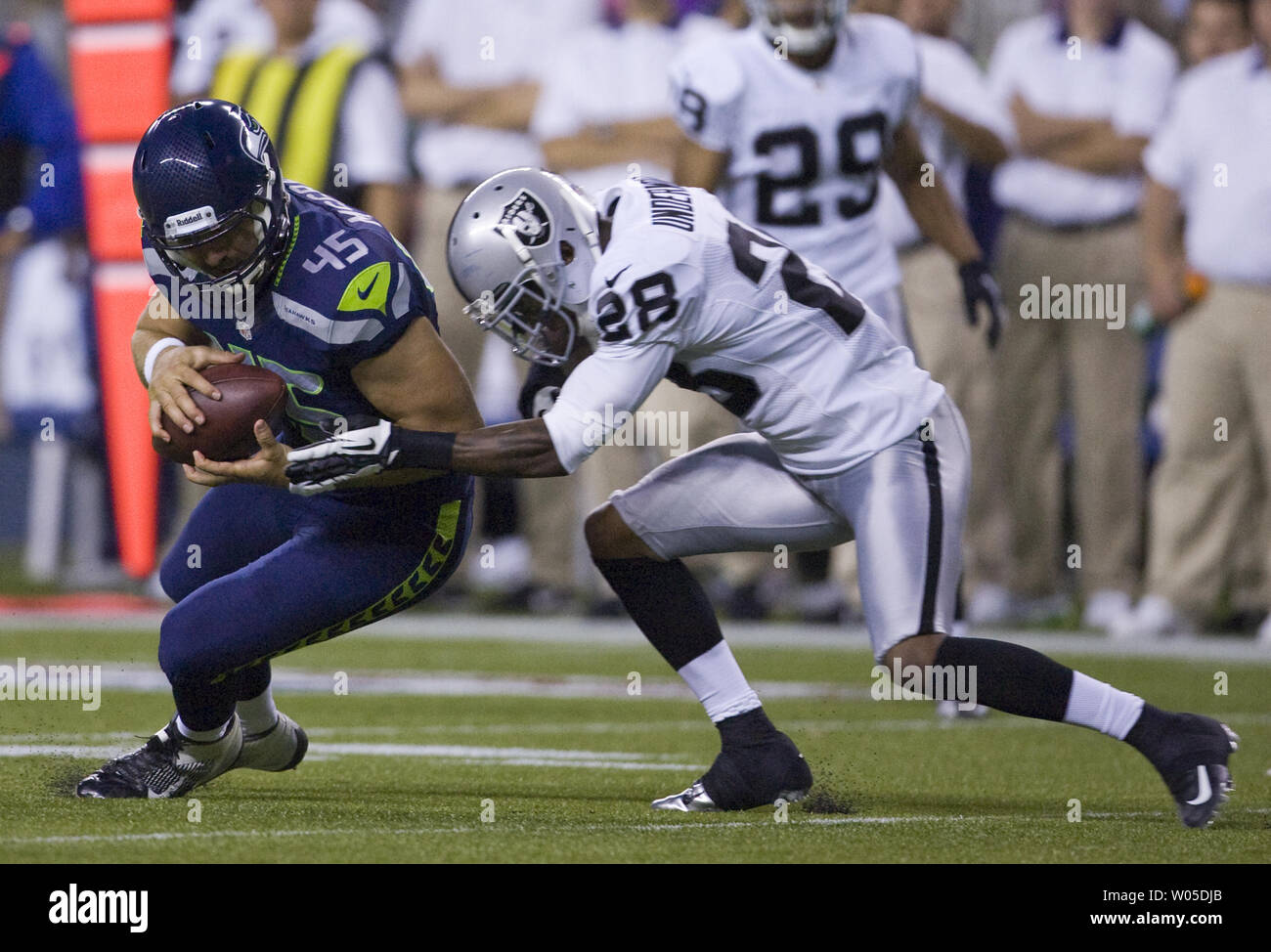 Seattle Seahawks' estremità strette Sean McGrath (L) viene affrontato da Oakland Raiders' sicurezza Brandon Underwood in un pre-stagione partita al campo CenturyLink a Seattle, Washington il 30 agosto 2012. Il Seahawks battere i raider 21-3. UPI/Jim Bryant Foto Stock