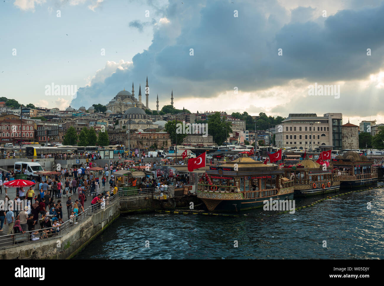 EMINONU, ISTANBUL, TURCHIA; 26 giugno 2019.barche tradizionali nel quartiere Eminonu. Istanbul è uno dei più famosi luoghi di turismo. Turi Foto Stock