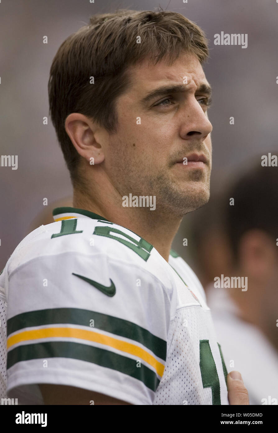 Green Bay Packers quarterback Aaron Rodgers attende lungo il margine prima della loro partita contro i Seattle Seahawks al campo CenturyLink a Seattle, Washington, 24 settembre 2012. Rodgers, che era stato saccheggiato e otto volte -- tutti nella prima metà, completato 26 di 39 passa per 223 yard in gli imballatori 12-14 perdita per il Seahawks. UPI/Jim Bryant Foto Stock