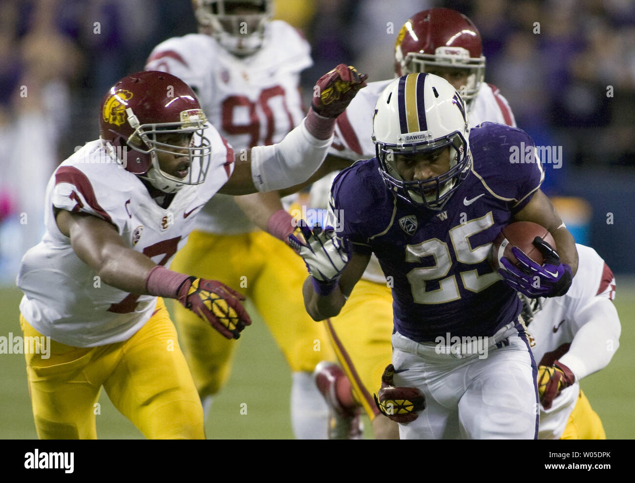 Washington Huskies' running back Vescovo Stankey (25) corre per yardage contro l'USC Trojans difesa in campo CenturyLink a Seattle, Washington, 13 ottobre 2012. L'Undicesimo classificato Trojan Beat the Huskies 24-14. UPI/Jim Bryant Foto Stock