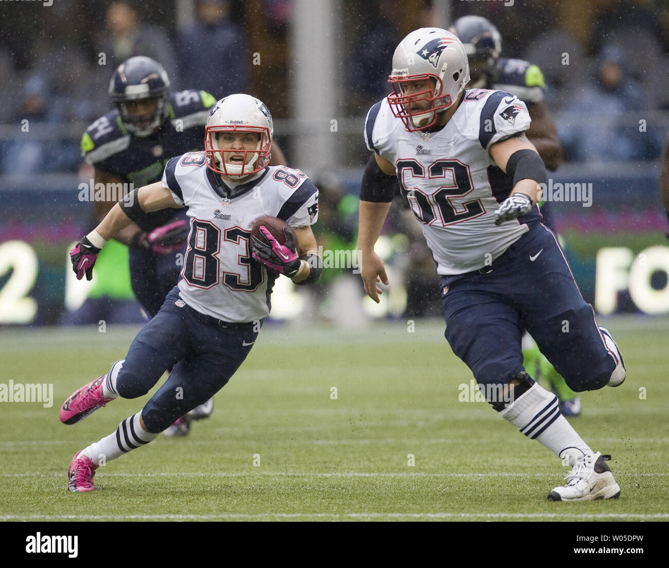 New England Patriots wide receiver Wes Welker segue offensive lineman Ryan Wendell durante la partita contro i Seattle Seahawks al campo CenturyLink a Seattle, Washington, il 14 ottobre 2012. Con 1:18 rimanendo il Seahawks raccolse per 14 punti per stordire i New England Patriots 24-23. Welker catturati 10 passa per 138 yards e un touchdown. UPI/Jim Bryant Foto Stock