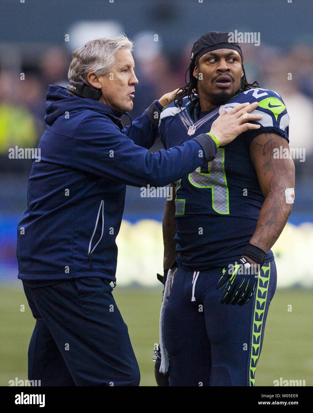 Seattle Seahawks head coach Pete carroll parla di running back Marshawn Lynch nel terzo trimestre del gioco contro il St. Louis Rams al campo CenturyLink a Seattle, Washington, il 29 dicembre 2013. Seahawks conquistato il NFC West titolo e home-campo vantaggio durante i playoff con una vittoria 27-9 su San Louis Rams. Lynch si precipitò per 97 metri, ha preso un passaggio per quattro cantieri e ha segnato un touchdown nella vittoria. UPI /Jim Bryant Foto Stock