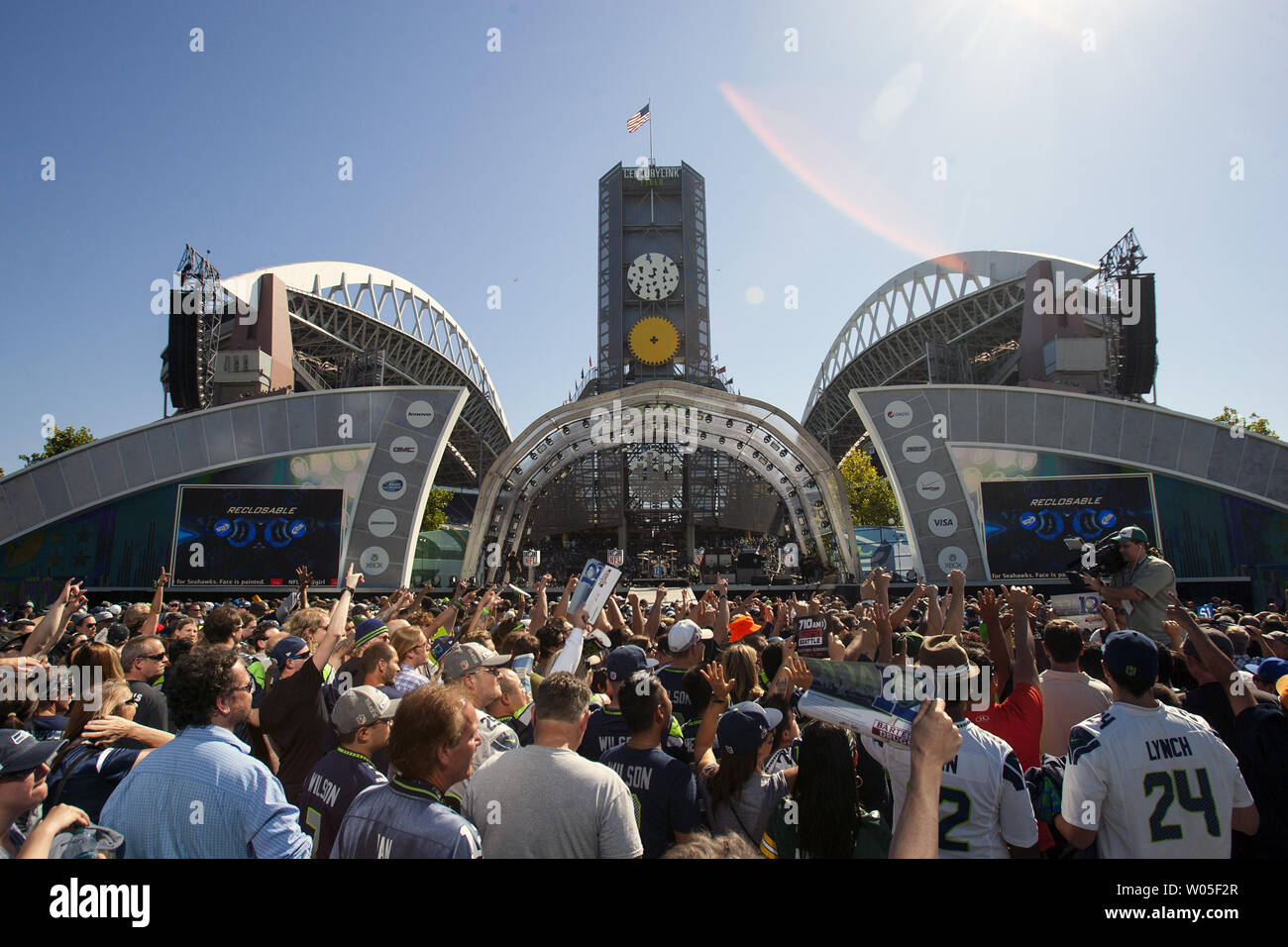 I fan di attendere per Seattle-indigeni e il Grammy Award-winning band SOUNDGARDEN e Grammy Award-winning singer, song-scrittore e produttore Pharrell Williams per performduring il 2014 Kickoff di NFL presentato da Xbox tenutasi a Campo CenturyLink il 4 settembre 2014 a Seattle. UPI/Jim Bryant Foto Stock