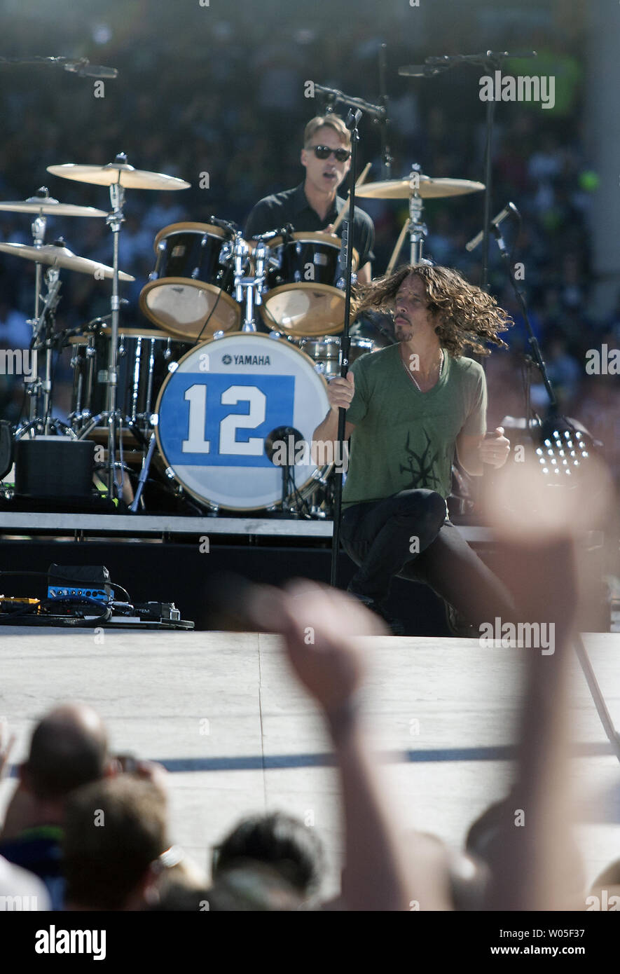 Seattle-indigeni e il Grammy Award-winning band Soundgarden's" cantante e chitarrista ritmica Chris Cornell e il batterista Matt Cameron compie durante il 2014 Kickoff di NFL presentato da Xbox tenutasi a Campo CenturyLink il 4 settembre 2014 a Seattle. UPI/Jim Bryant Foto Stock