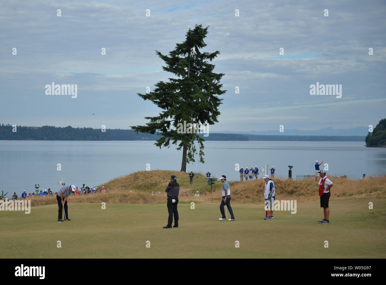 Phil Mickelson putts sul terzo verde nel primo round del 115U.S. Campionato Open a camere Bay il 18 giugno 2015 in posto all'Università di Washington. Foto di Kevin Dietsch/UPI Foto Stock