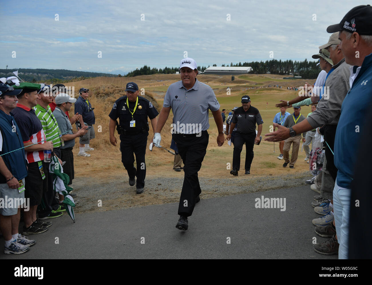 Phil Mickelson passeggiate al sesto il raccordo a t nel primo round del 115U.S. Campionato Open a camere Bay il 18 giugno 2015 in posto all'Università di Washington. Foto di Kevin Dietsch/UPI Foto Stock