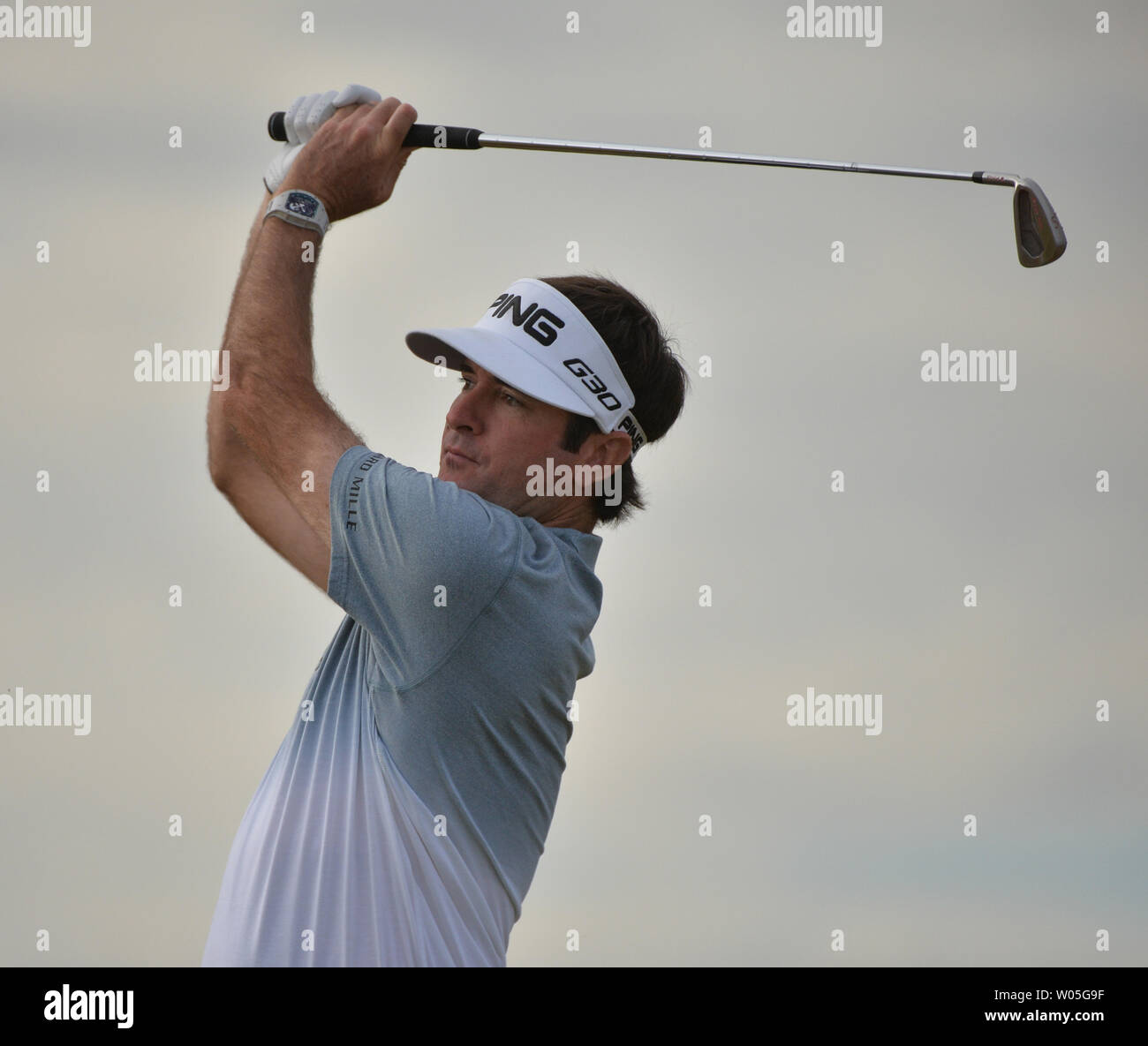 Bubba Watson tees off sul secondo foro del primo round del 115U.S. Campionato Open a camere Bay il 18 giugno 2015 in posto all'Università di Washington. Foto di Kevin Dietsch/UPI Foto Stock