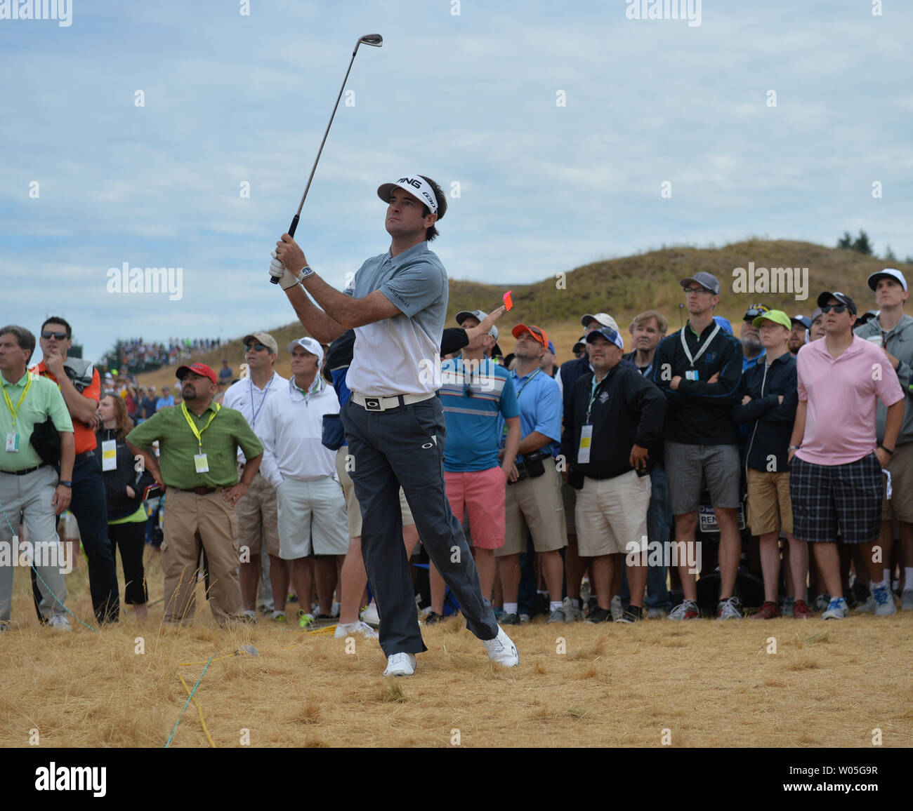 Bubba Watson hits sul sesto foro del primo round del 115U.S. Campionato Open a camere Bay il 18 giugno 2015 in posto all'Università di Washington. Foto di Kevin Dietsch/UPI Foto Stock