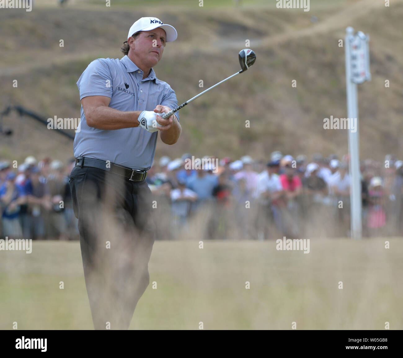 Phil Mickelson hits off il decimo tee nel primo round del 115U.S. Campionato Open a camere Bay il 18 giugno 2015 in posto all'Università di Washington. Foto di Kevin Dietsch/UPI Foto Stock