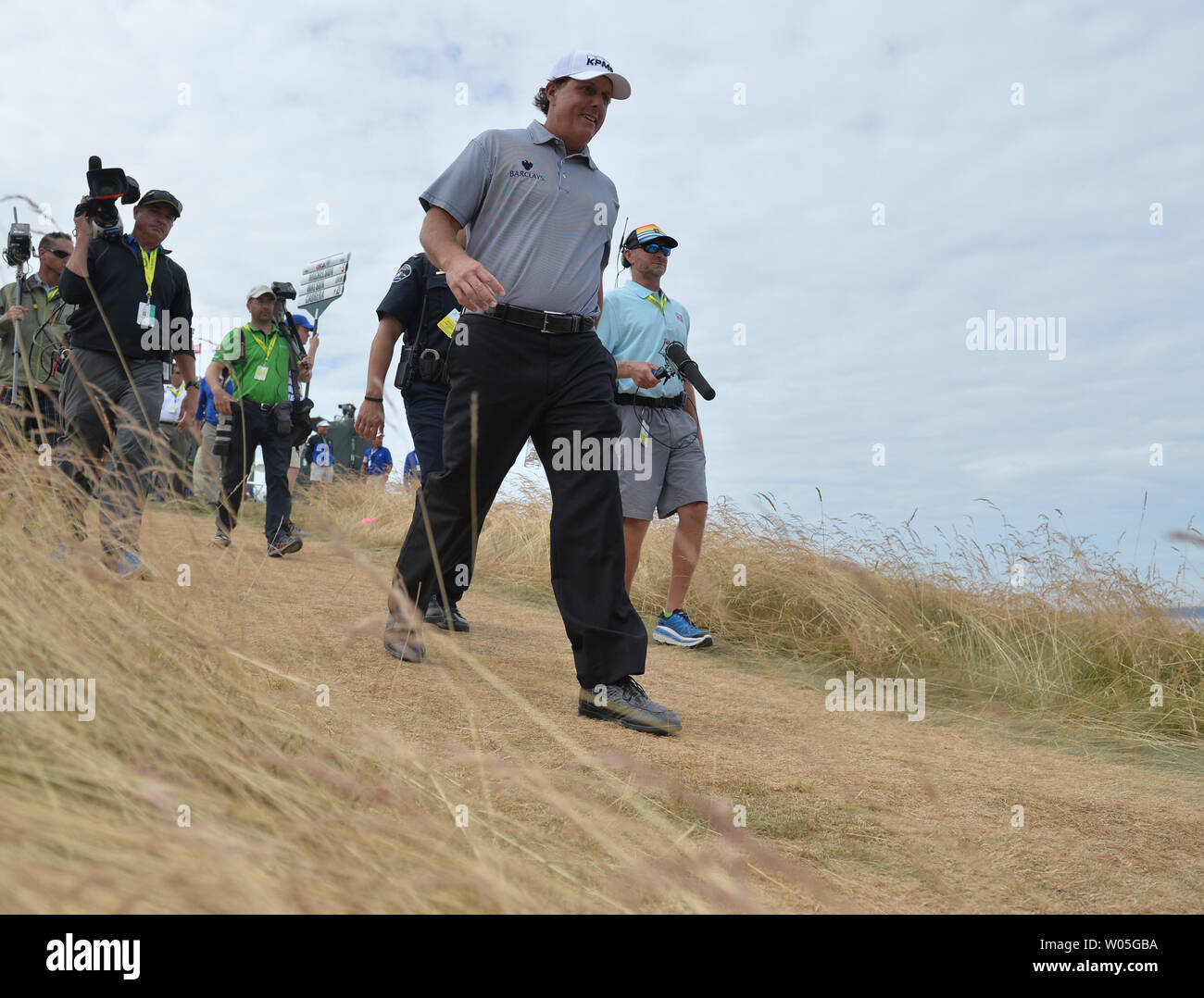 Phil Mickelson passeggiate al decimo tee nel primo round del 115U.S. Campionato Open a camere Bay il 18 giugno 2015 in posto all'Università di Washington. Foto di Kevin Dietsch/UPI Foto Stock