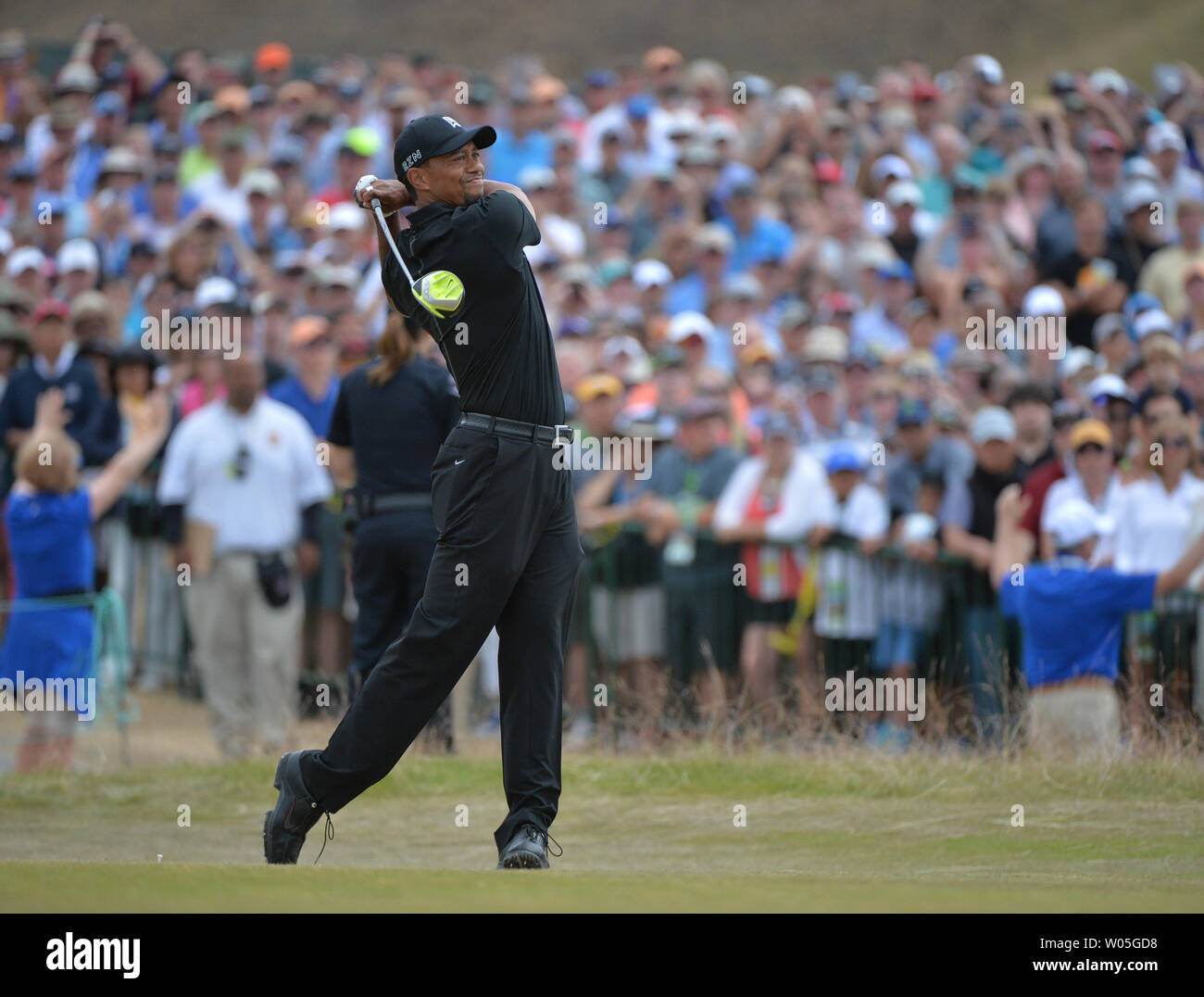 Tiger Woods tee off sul primo foro del primo round del 115U.S. Campionato Open a camere Bay il 18 giugno 2015 in posto all'Università di Washington. Foto di Kevin Dietsch/UPI Foto Stock