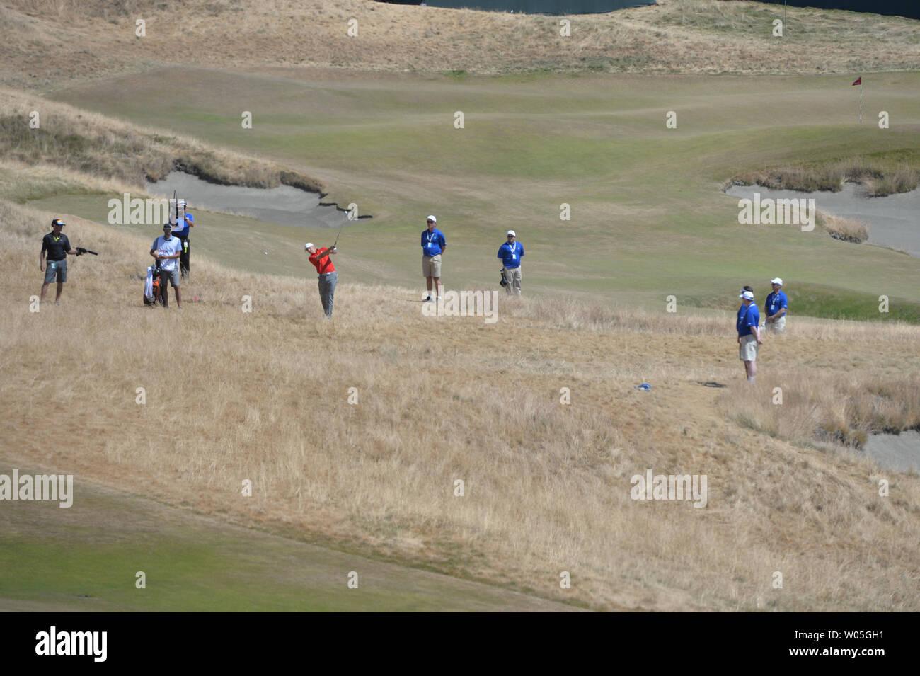 Jordan Spieth hits al primo foro durante il terzo round della 115U.S. Campionato Open a camere Bay il 20 giugno 2015 in posto all'Università di Washington. Foto di Kevin Dietsch/UPI Foto Stock