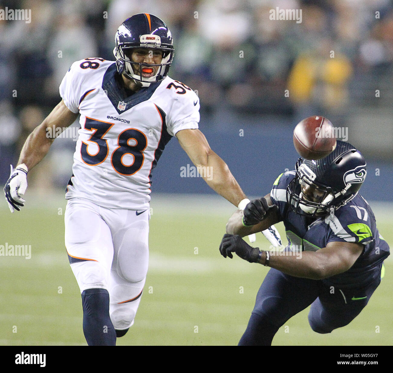 Seattle Seahawks wide receiver Kevin Smith (17) Non riesco ad appendere la palla mentre è custodito da Denver Broncos cornerback Curtis Marsh (38) durante il terzo trimestre in campo CenturyLink su agosto 14, 2015 a Seattle Washington. I Broncos battere il Seahawks 22-20. Foto di Jim Bryant/UPI Foto Stock