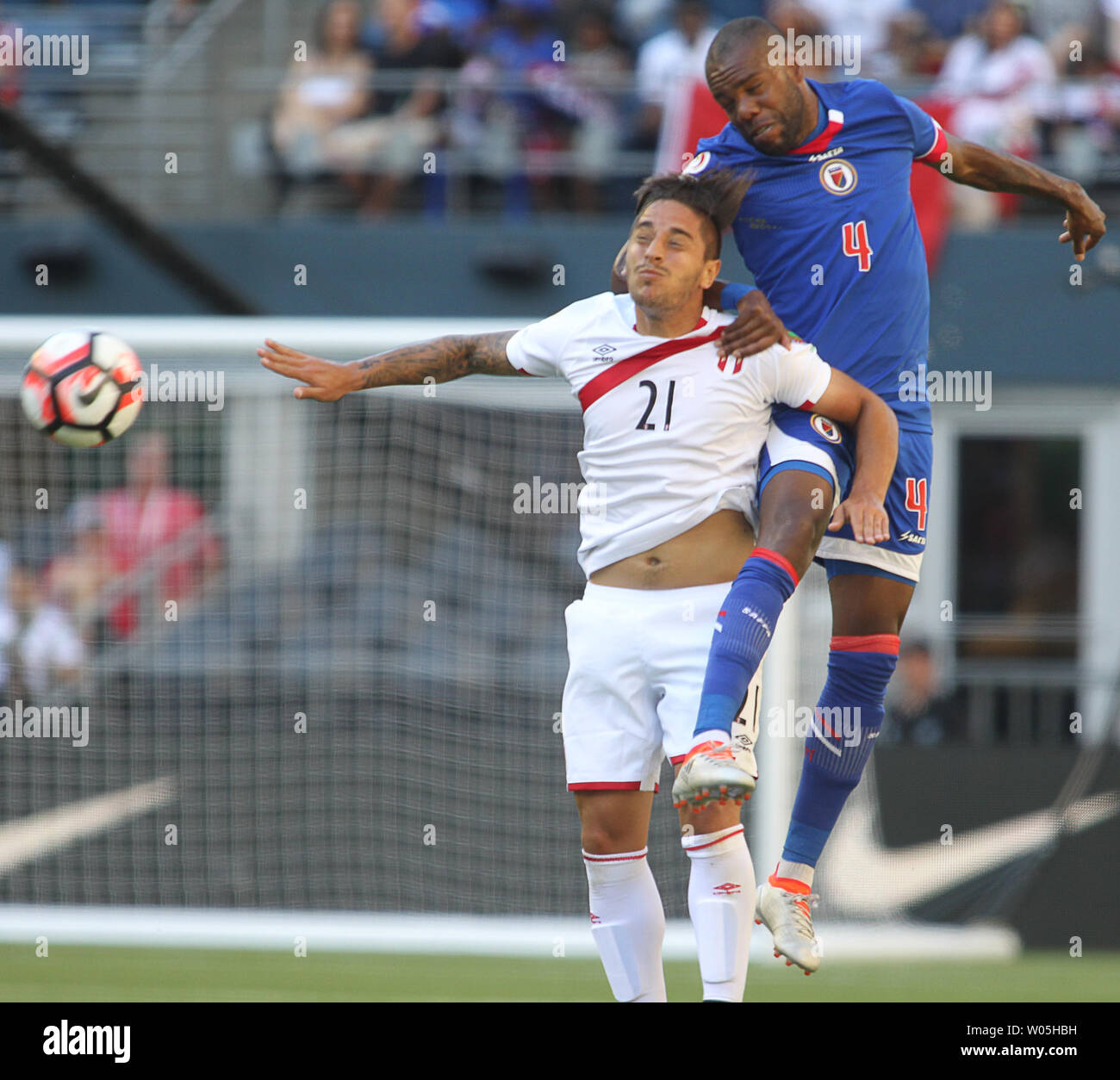 Il Perù Alejandro Hohberg (21) passa la palla lontano da Haiti Jaggu Kim (4)in un 2016 Copa America Centenario partita di calcio al campo CenturyLink a Seattle, Washington il 4 giugno 2016. Il Perù beat Haiti 1-0. Foto di Jim Bryant/ UPI Foto Stock