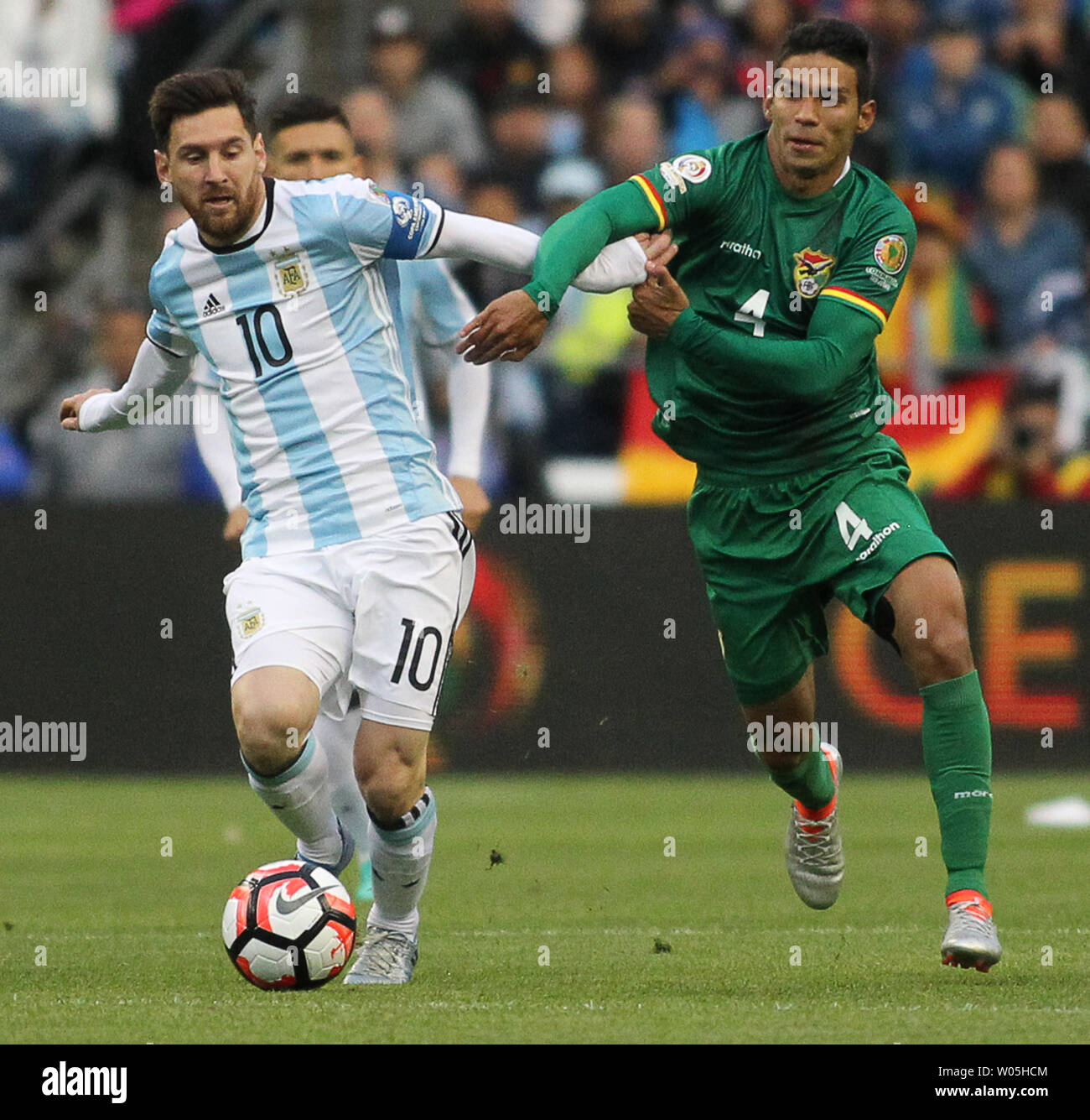 Argentina Lionel Messi (10) combattendo contro la Bolivia il Diego Bejarano (4) in un 2016 Copa America Centenario partita di calcio al campo CenturyLink a Seattle, Washington, il 14 giugno 2016. Beat Argentina Bolivia 3-0. Foto di Jim Bryant/ UPI Foto Stock