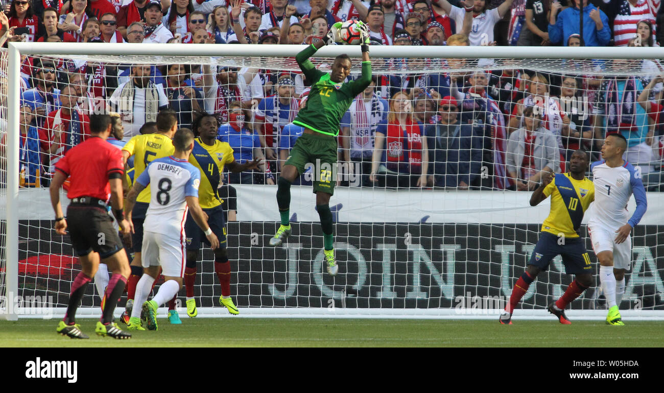 Ecuador goalie Alexander Dominguez (22) rende un salvataggio contro gli USA in un 2016 Copa America Centenario soccer quarti di finale a Campo CenturyLink a Seattle, Washington il 16 giugno 2016. Stati Uniti d'America beat Ecuador 2-1 per avanzare fino alle semifinali. Foto di Jim Bryant/ UPI Foto Stock