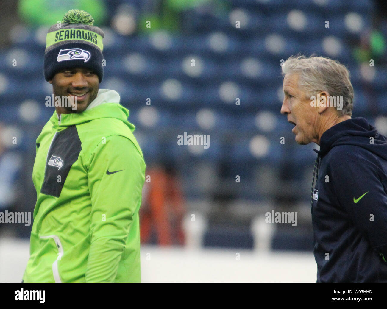 Seattle Seahawks quarterback Russell Wilson (3) e Seattle Seahawks head coach Pete Carroll condividere una risata prima della loro partita contro il Carolina Panthers Dicembre 4, 2016 in campo CenturyLink a Seattle, Washington. Foto di Jim Bryant/UPI Foto Stock