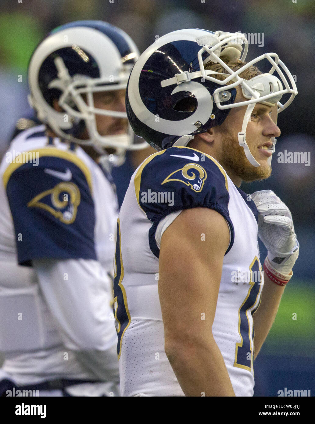 Los Angeles Rams quarterback Jared Goff (16) orologi il dopo essere stata scaricata. Nel corso del quarto trimestre Seattle Seahawks al campo CenturyLink a Seattle, Washington, il 17 dicembre 2017. Il Los Angeles Rams battere i Seattle Seahawks 42-7 nel loro NFC West showdown. Foto di Jim Bryant/UPI Foto Stock