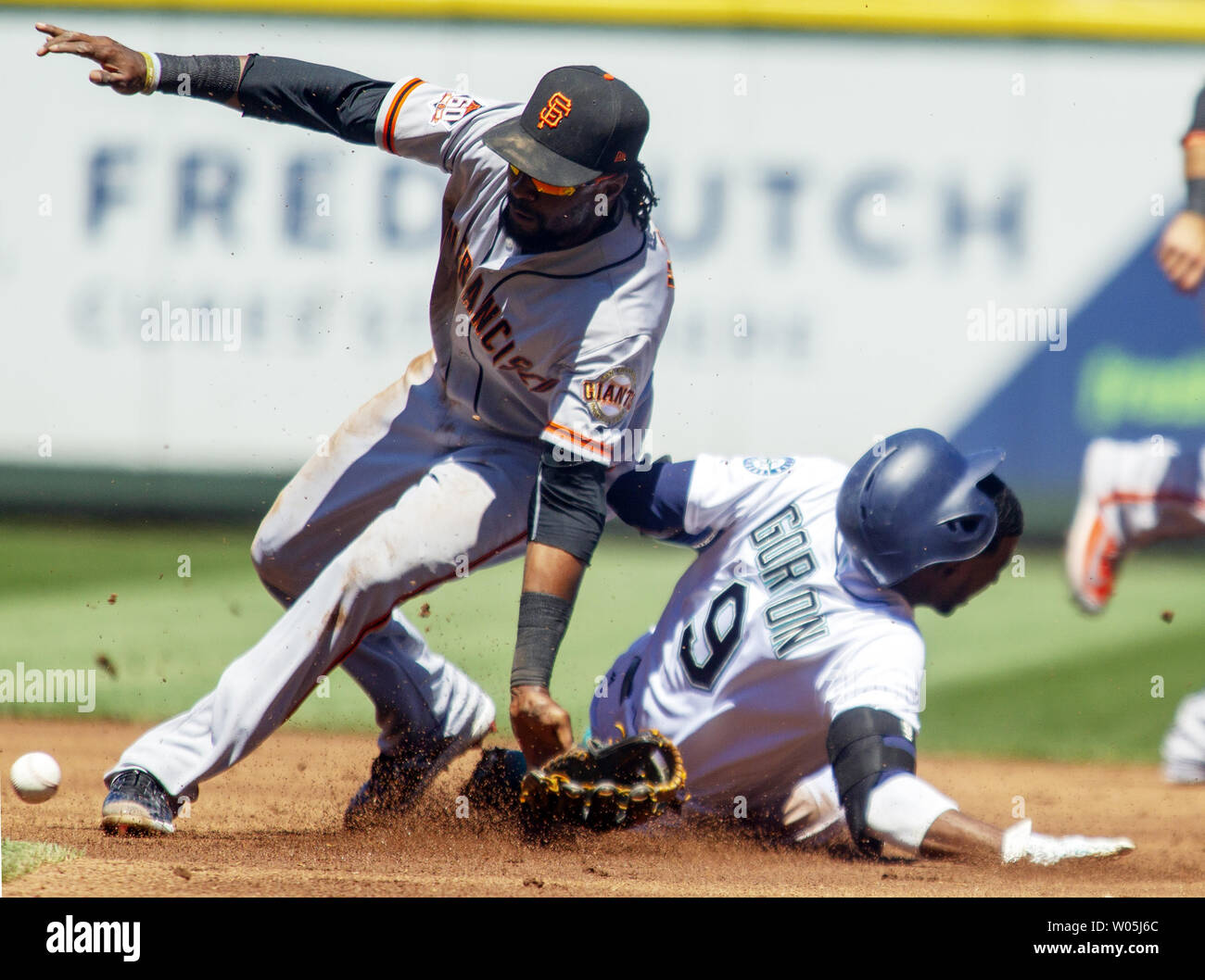 Seattle Mariners secondo baseman Dee Gordon (9) scorre in modo sicuro in seconda base come San Francisco Giants secondo baseman Alen Hanson (19) perde il suo guanto e la sfera nel secondo inning al Safeco Field sulla luglio 25, 2018 a Seattle. Foto di Jim Bryant/UPI Foto Stock