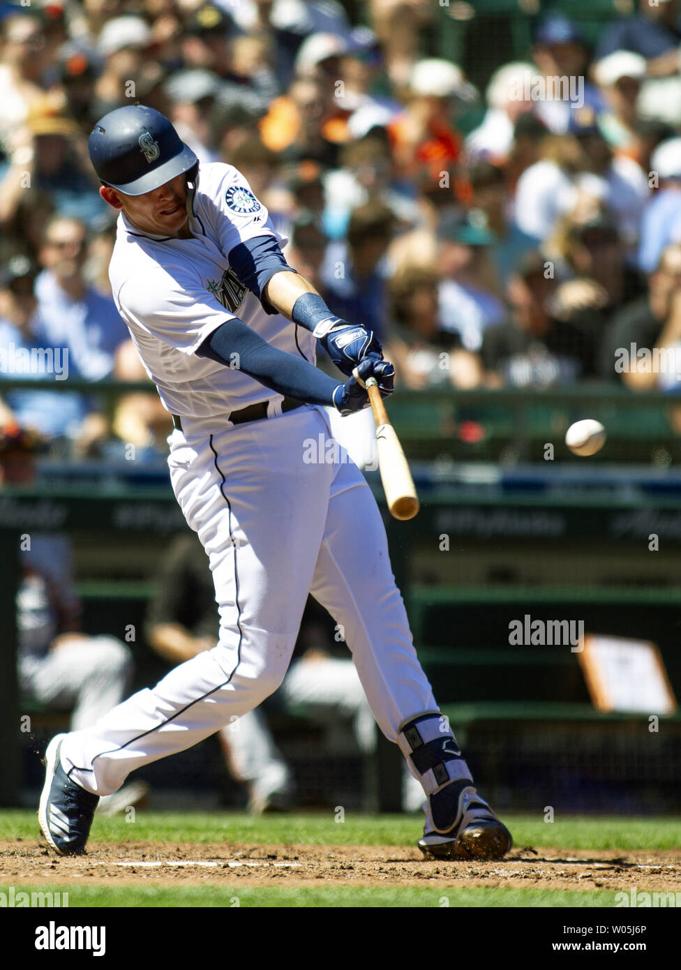 Seattle Mariners' primo baseman Ryon Healy (27) colpisce un singolo da campo a destra nel quarto inning contro i San Francisco Giants al Safeco Field sulla luglio 25, 2018 a Seattle. I marinai battere i giganti 3-2. Foto di Jim Bryant/UPI Foto Stock