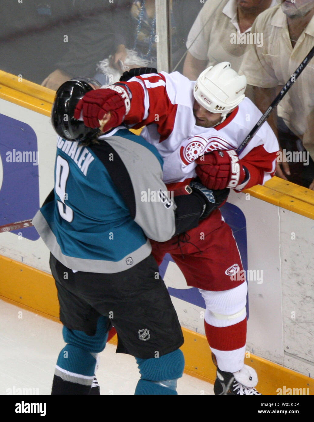 Ali rosse di Detroit ala destra Dan Cleary (11) punzoni San Jose Sharks ala destra Milano Michalek (9) della Repubblica ceca durante una lotta nel primo periodo di gioco sei della seconda tornata di spareggi della tazza di Stanley presso l'HP Pavilion a San Jose, la California il 7 maggio 2007. (UPI foto/Aaron Kehoe) Foto Stock