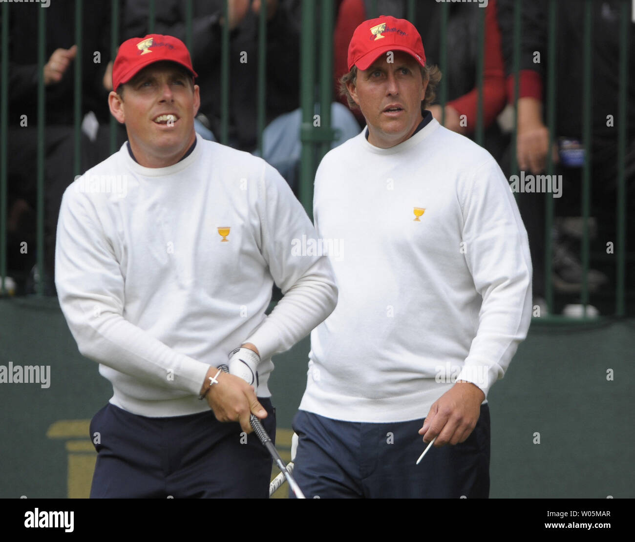 Stati Uniti i membri del team Phil Mickelson e Justin Leonard guarda Leonard's drive off del primo tee box durante la seconda tornata dei presidenti Cup a Harding Park Campo da Golf di San Francisco, la California il 9 ottobre 2009. UPI/Kevin Dietsch Foto Stock