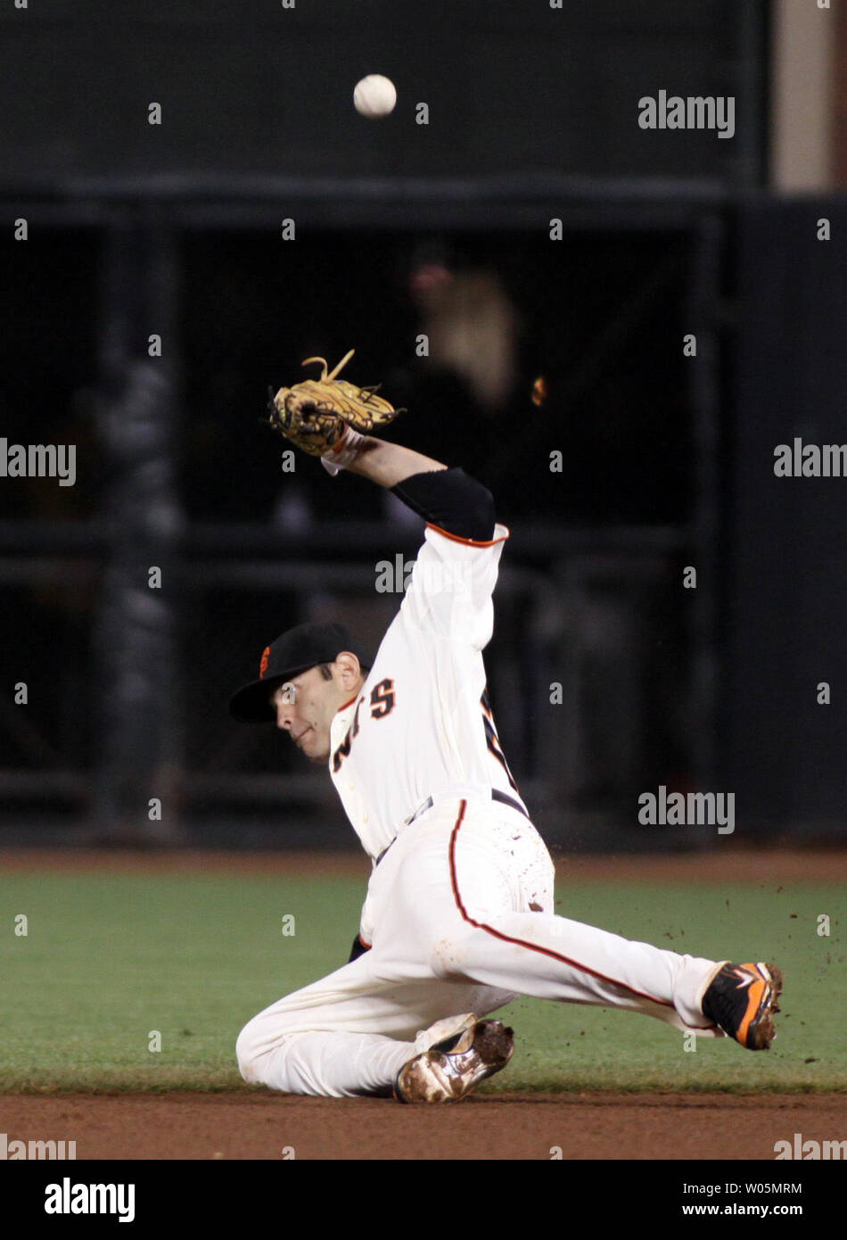 San Francisco Giants Freddy Sanchez non riesce a trovare la maniglia della palla per un errore su un colpo da Philadelphia Phillies Jimmy Rollins nel settimo inning di Campionato Nazionale serie di AT&T Park di San Francisco, il 21 ottobre 2010. UPI/ Bob Larson Foto Stock