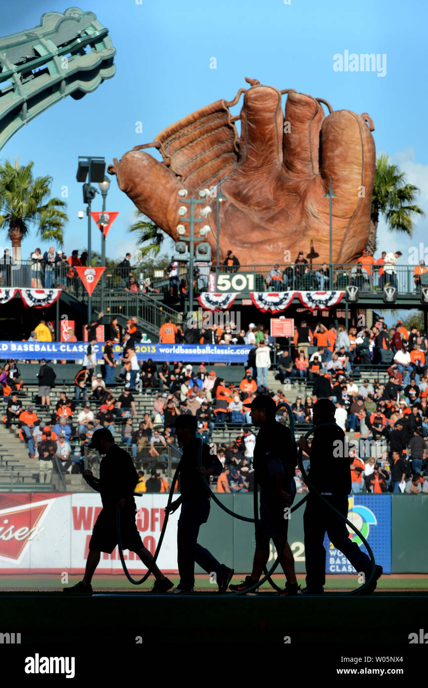 Membri della San Francisco Giants motivi equipaggio bagnare il campo prima di gioco 1 della serie mondiale tra i Giganti e il Detroit Tigers di AT&T Park a San Francisco il 24 ottobre 2012. UPI/Terry Schmitt Foto Stock