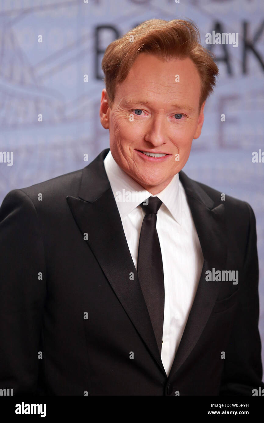 Il comico Conan O'Brien assiste il premio rivoluzionarie cerimonia inaugurale presso la NASA Ames Research Center di Mountain View, California sul dicembre 12, 2013. UPI/Mohammad Kheirkhah Foto Stock