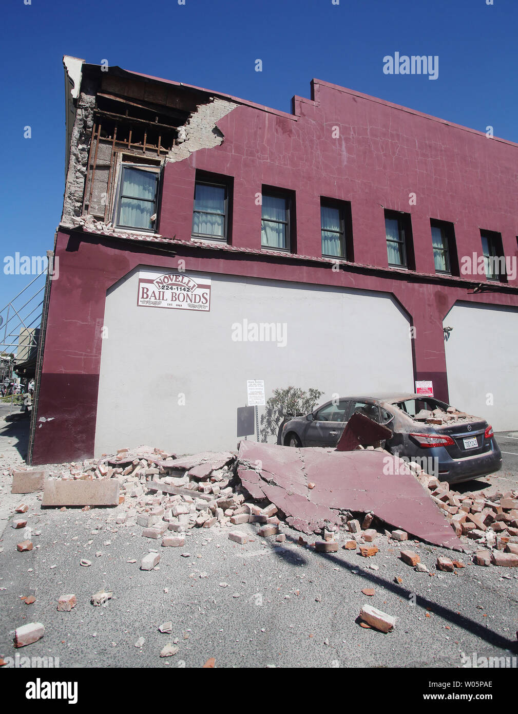 Parti di un edificio per uffici è atterrato su una vettura e hanno distrutto la sua finestra posteriore durante un 6.0-terremoto di magnitudine è in Napa California, il 24 agosto 2014. UPI/David Yee Foto Stock