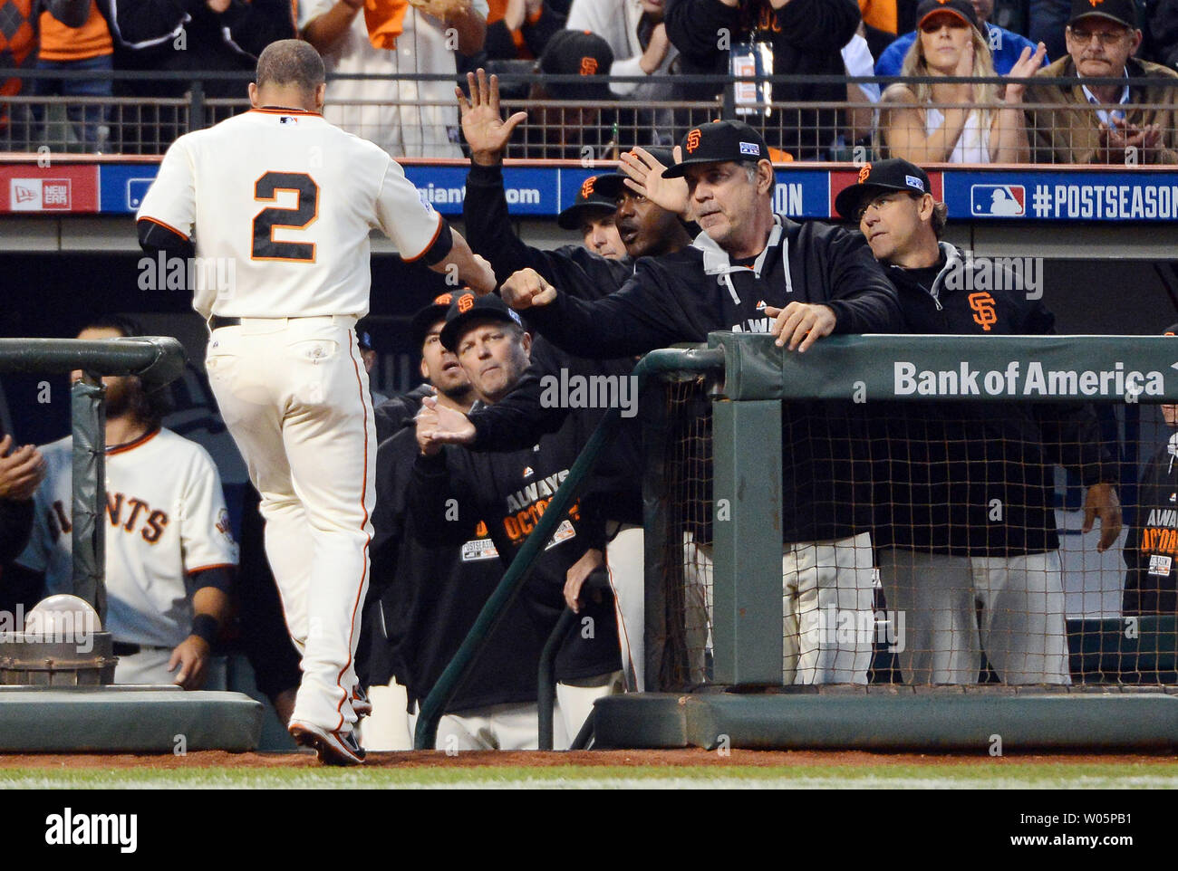 San Francisco Giants Juan Perez festeggia con la squadra come lui entra la scavato dopo il punteggio di una corsa nel secondo inning contro i cittadini di Washington nel gioco 4 del campionato nazionale di serie a divisione di AT&T Park di San Francisco il 7 ottobre 2014. UPI/Terry Schmitt Foto Stock