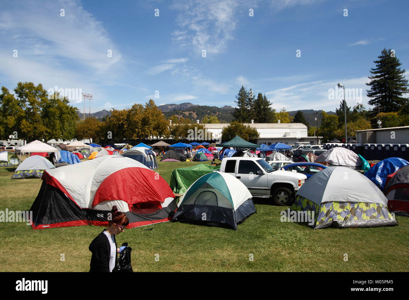 Conservazione Corps stati Kaitlin Carney preleva il cestino a Napa County Fairgrounds dove la gente evacuata a durante la valle Fire a Middletown, la California il 15 settembre 2015. Incendi sono sorti di nuovo tutta la siccità arida California. Foto di Matteo Sumner/UPI Foto Stock