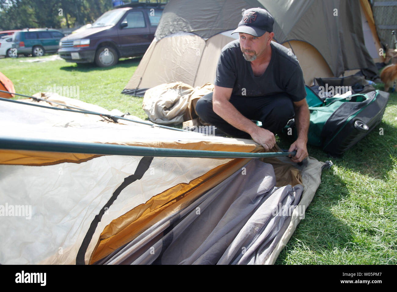 Donald Lewis imposta una tenda alla Napa County Fairgrounds dove la gente evacuata a durante la valle Fire a Middletown, la California il 15 settembre 2015. Incendi sono sorti di nuovo tutta la siccità arida California. Foto di Matteo Sumner/UPI Foto Stock