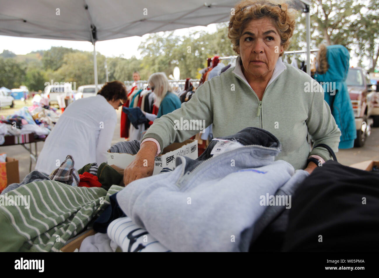 Maria Villalobos guarda attraverso la libera abbigliamento a Napa County Fairgrounds dove la gente evacuata a durante la valle Fire a Middletown, la California il 15 settembre 2015. Incendi sono sorti di nuovo tutta la siccità arida California. Foto di Matteo Sumner/UPI Foto Stock