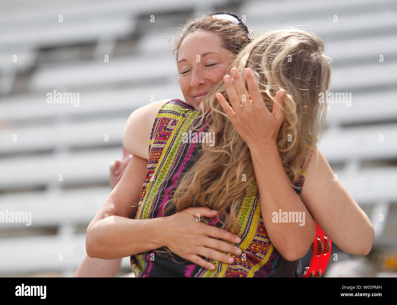 Sfollati Shasta chiusa, a sinistra e a Kay Ashley abbracciare a Napa County Fairgrounds dove la gente evacuata a durante la valle Fire a Calistoga, la California il 15 settembre 2015. Incendi sono sorti di nuovo tutta la siccità arida California. Foto di Matteo Sumner/UPI Foto Stock