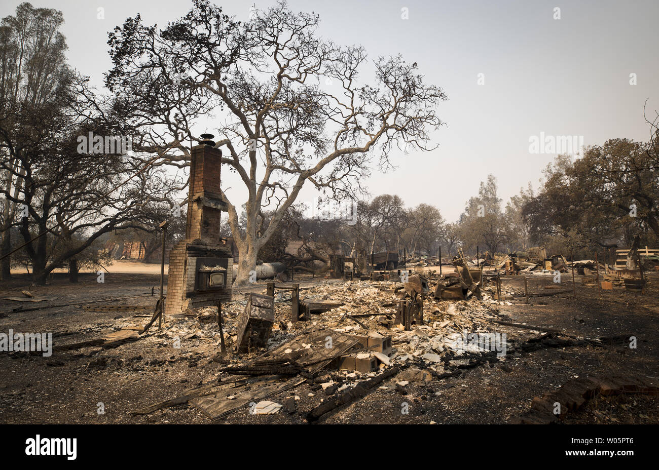 I resti di una casa che è stata devastata da un incendio in Glen Ellen, la California il 12 ottobre 2017. Incendi diffusione da venti alti continuano a bruciare deselezionata in tutta la California del Nord e le contee. Più di 3000 case e le aziende sono state distrutte. Foto di Fred Greaves/UPI Foto Stock