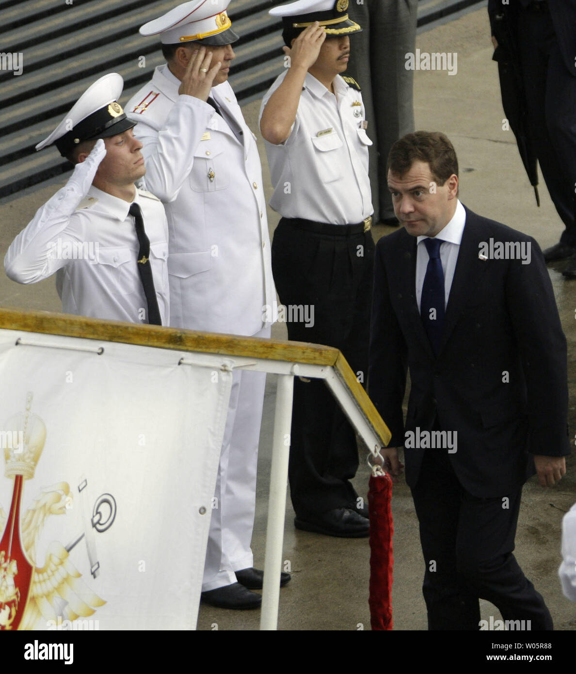 Il Presidente russo Dmitry Medvedev visita il russo missile cruiser, Varyag, a Singapore il 16 novembre 2009. Varyag e il suo equipaggio ha fatto una visita di amicizia di Singapore di un giorno dopo Medvedev ha partecipato vertice APEC Leader. UPI/Anatoli Zhdanov Foto Stock