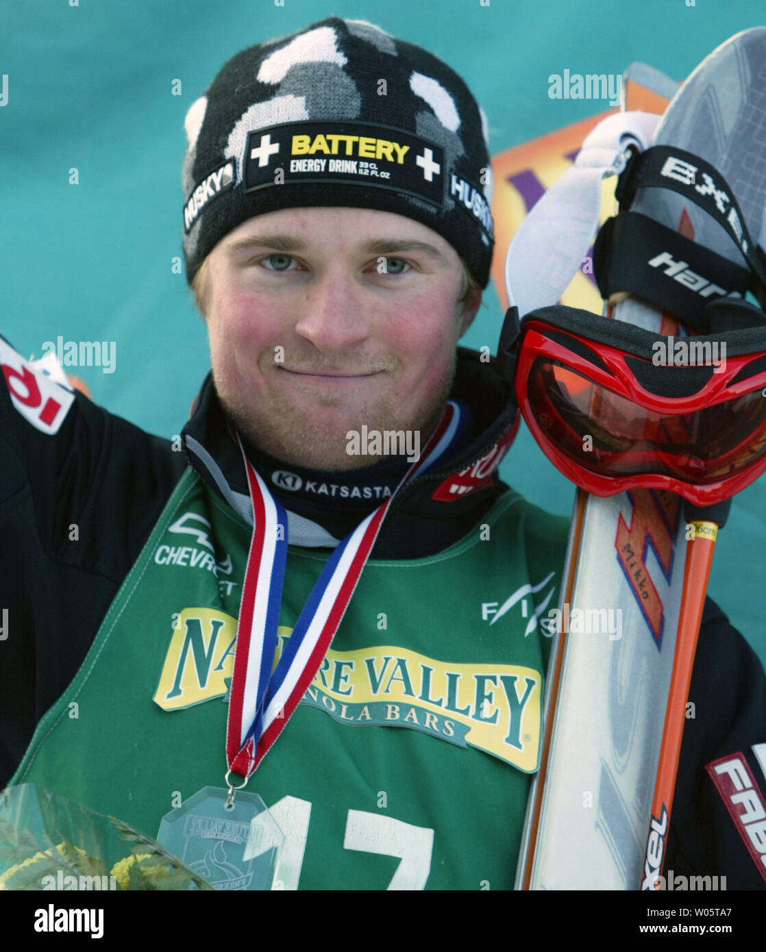 Sciatore gobbe Mikko Ronkainen di Finlandia accetta una medaglia d argento e verificare in occasione della Coppa del Mondo di Sci freestyle evento su Whiteface Mountain a Lake Placid, NY il 15 gennaio 2005. Ronkainen, 26, conteggiati 26,40 punti finali per terminare appena dietro American Travis Mayer (26.71). (UPI Photo/ Grazia Chiu) Foto Stock