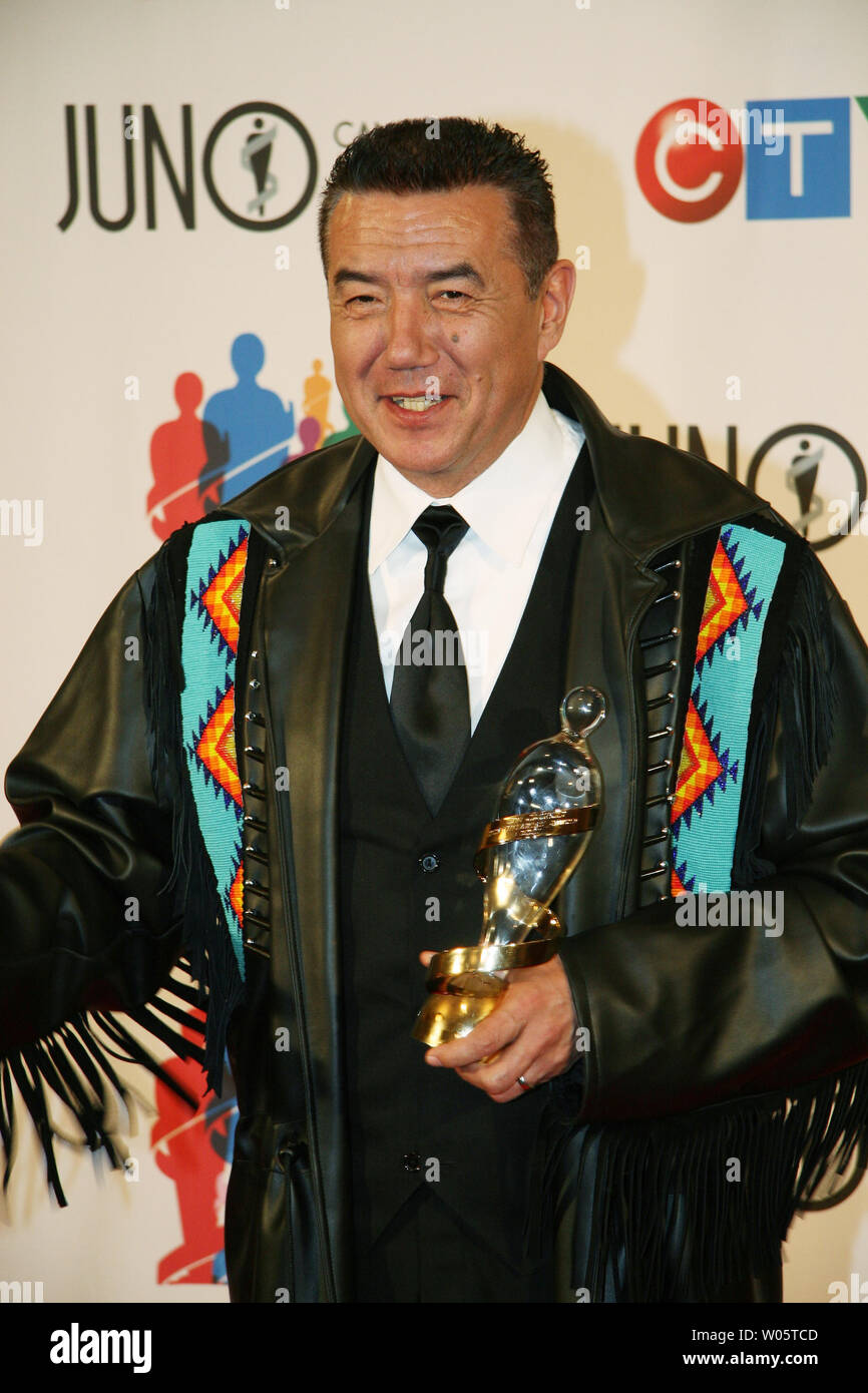 Humantarian Award Winner, attore e cantante Tom Jackson pone con il suo Award del 2007 a cena di gala e premi al centro della TCU in Saskatoon, Saskatchewan il 31 marzo 2007. (UPI foto/Peter Tanner) Foto Stock