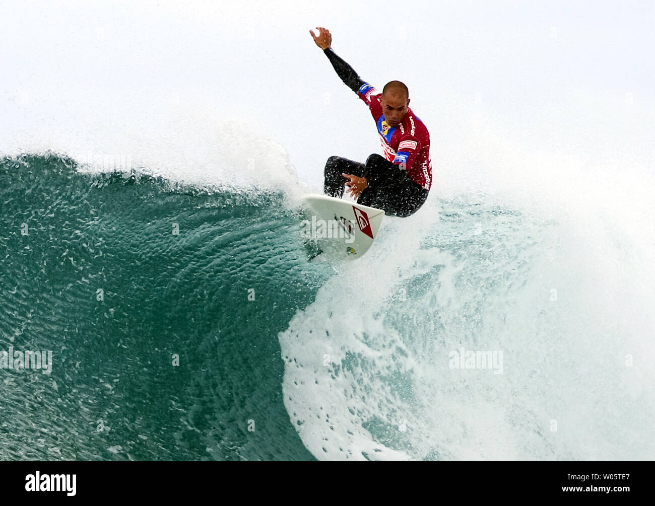 Sei volte ASP campione del mondo Kelly Slater (Florida, USA) (foto) avanzato per il round 4 del Rip Curl Pro a Bells Beach, Torquay, Victoria, Australia domenica, 11 aprile 2004. Slater, che ha strappato la sua tavola da surf a metà mentre in sella alla sua ultima ondata nel suo calore, beat natale preferito e il carattere jolly surfer Australian Adam Robertson. (UPI foto/Piere Tostee) Foto Stock