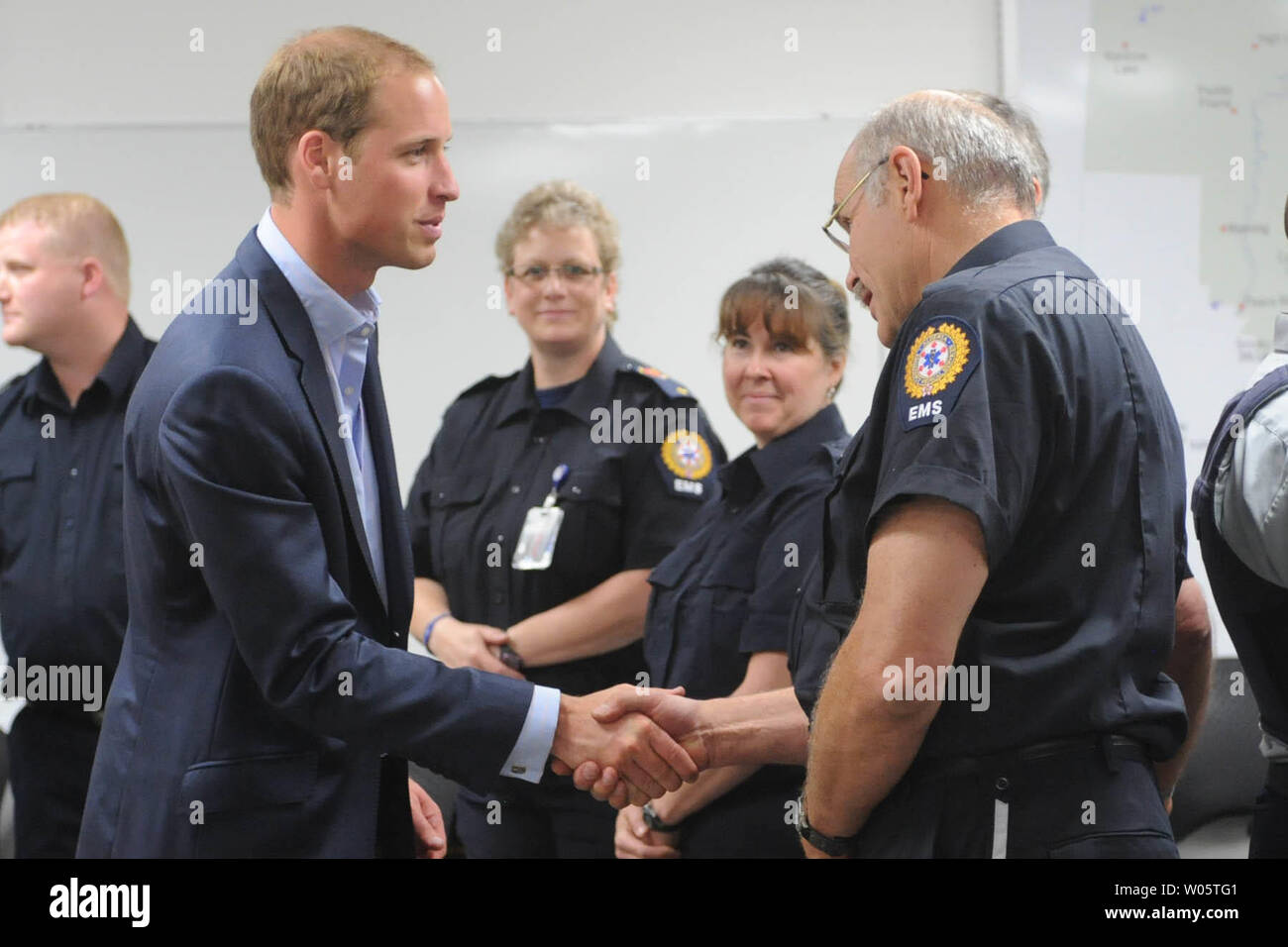 Il principe William insieme con sua moglie Kate, il Duca e la Duchessa di Cambridge, salutare i membri dei servizi di pronto soccorso, vigili del fuoco, la polizia e la guardia forestale durante la loro visita improvvisata di incendio di foresta devastata Lago Slave un piccolo Albertan settentrionale comunità, Luglio 6, 2011. UPI/hr/patrimonio di cortesia in Canada Foto Stock