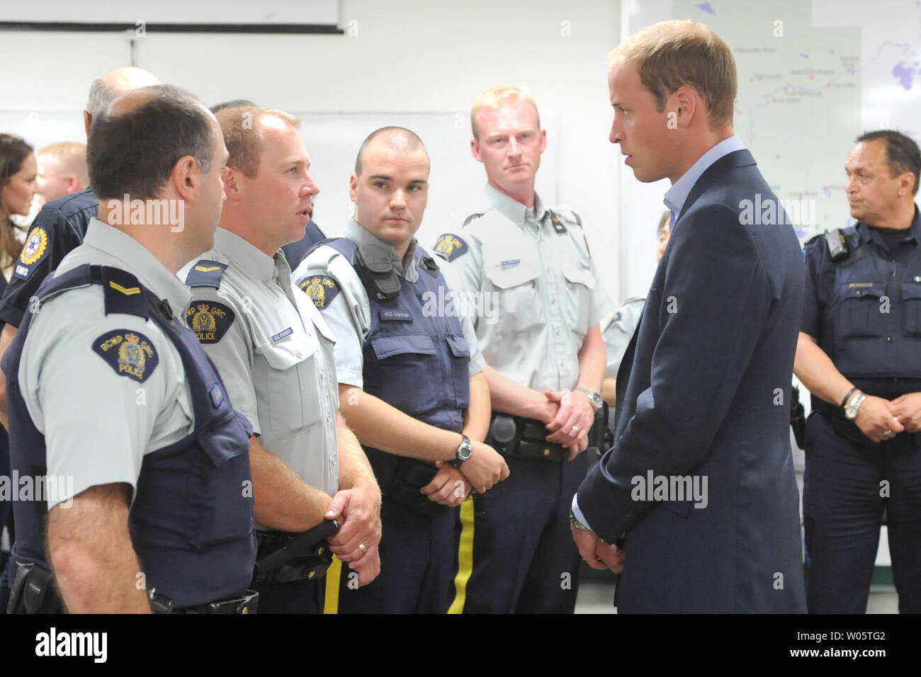 Il principe William insieme con sua moglie Kate, il Duca e la Duchessa di Cambridge, salutare i membri dei servizi di pronto soccorso, vigili del fuoco, la polizia e la guardia forestale durante la loro visita improvvisata di incendio di foresta devastata Lago Slave un piccolo Albertan settentrionale comunità, Luglio 6, 2011. UPI/hr/patrimonio di cortesia in Canada Foto Stock