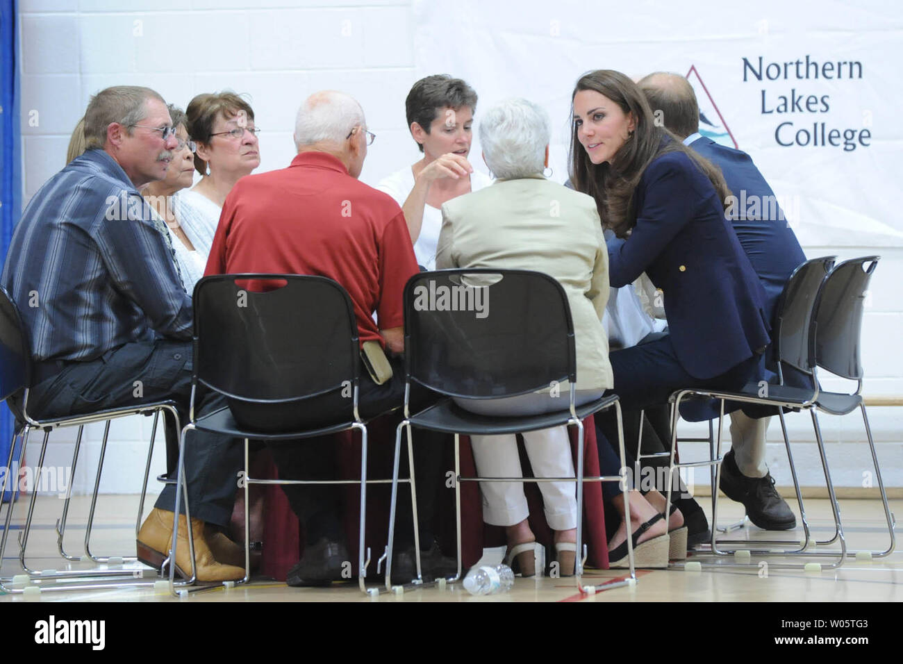 Kate insieme a suo marito il principe William, il Duca e la Duchessa di Cambridge, parlare con i membri della comunità e di salutare i servizi medici di pronto soccorso, vigili del fuoco, la polizia e la guardia forestale durante la loro visita improvvisata di incendio di foresta devastata Lago Slave un piccolo Albertan settentrionale comunità, Luglio 6, 2011. UPI/hr/patrimonio di cortesia in Canada Foto Stock