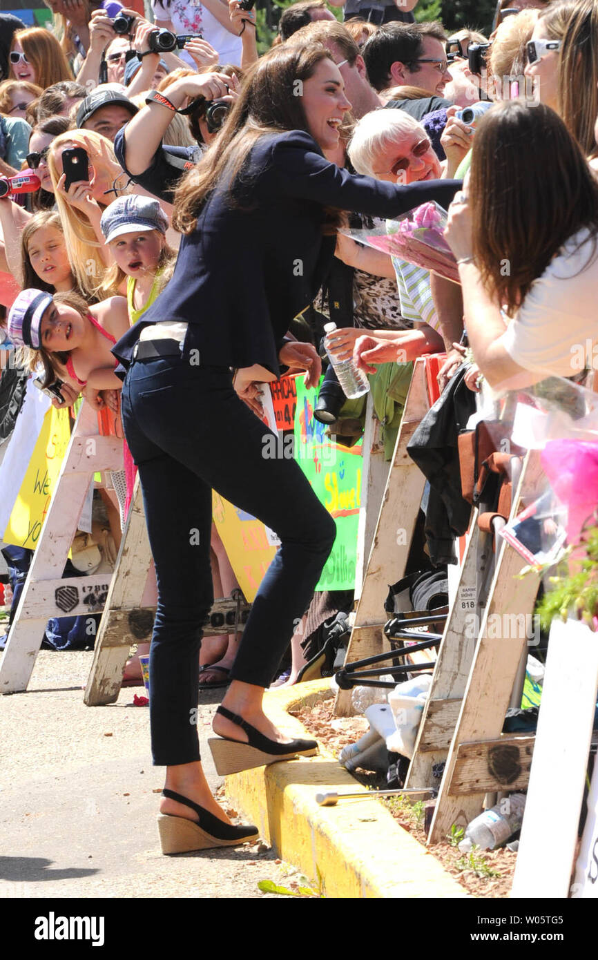 Kate saluta il pubblico come lei e suo marito il principe William, il Duca e la Duchessa di Cambridge, fare una improvvisata visita alla foresta incendio devastò Lago Slave un piccolo Albertan settentrionale comunità, Luglio 6, 2011. UPI/hr/patrimonio di cortesia in Canada Foto Stock